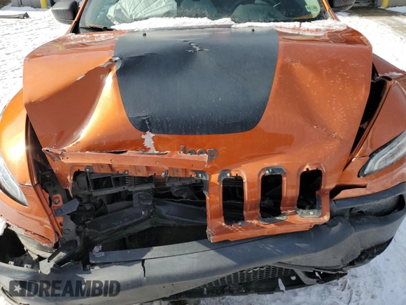2015 Jeep Cherokee Trailhawk z VIN 1C4PJMBB1FW779321, wystawiony jako Copart lot #89139885 z przebiegiem 102 022 mil mil oraz Szkoda całkowita • Salvage title. Historia ofert i sprzedaży dostępna na DreamBid. Obrazek 13.