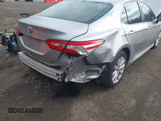 2019 Toyota Camry LE z VIN 4T1B11HK9KU851075, wystawiony jako IAAI lot #41911090 z przebiegiem 114 762 mil mil oraz . Historia ofert i sprzedaży dostępna na DreamBid. Obrazek 6.