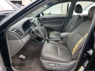 2004 Toyota Camry LE z VIN 4T1BE32KX4U380789, wystawiony jako Copart lot #57142645 z przebiegiem 226 106 mil mil oraz Szkoda całkowita • Salvage title. Historia ofert i sprzedaży dostępna na DreamBid. Obrazek 7.
