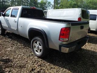 2014 GMC Sierra 2500HD SLT z VIN 1GT121C87EF192186, wystawiony jako IAAI lot #42112685 z przebiegiem 114 626 mil mil oraz . Historia ofert i sprzedaży dostępna na DreamBid. Obrazek 3.