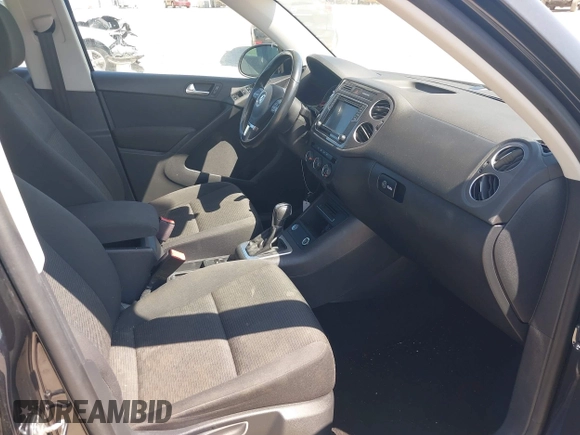 2017 Volkswagen Tiguan S z VIN WVGBV7AX8HK049943, wystawiony jako IAAI lot #42055240 z przebiegiem 113 330 mil mil oraz . Historia ofert i sprzedaży dostępna na DreamBid. Obrazek 5.