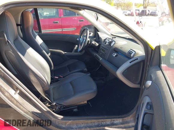 2009 Smart fortwo Pure z VIN WMEEJ31X99K290533, wystawiony jako IAAI lot #42198999 z przebiegiem 50 608 mil mil oraz . Historia ofert i sprzedaży dostępna na DreamBid. Obrazek 5.