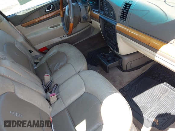 2001 Lincoln Continental z VIN 1LNHM97V31Y638576, wystawiony jako IAAI lot #42305531 z przebiegiem Nie podano mil oraz . Historia ofert i sprzedaży dostępna na DreamBid. Obrazek 5.