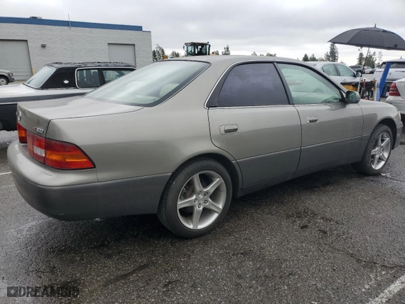 1998 Lexus ES 300 Luxury Sport Sdn with VIN JT8BF28G5W5019240, listed as a Copart auction lot 51010885 with 84,785 mi miles and Salvage Title. Bid and sale history available at carsss.com. Image 3.