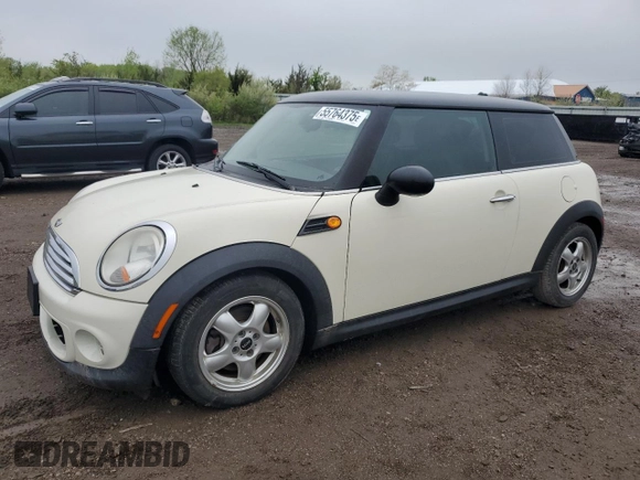 2011 MINI Hardtop z VIN WMWSU3C56BT096298, wystawiony jako Copart lot #55764375 z przebiegiem 141 499 mil mil oraz Szkody całkowita. Historia ofert i sprzedaży dostępna na DreamBid. Obrazek 1.