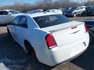 2015 Chrysler 300 S z VIN 2C3CCABG7FH767129, wystawiony jako IAAI lot #38651797 z przebiegiem 125 210 mil mil oraz . Historia ofert i sprzedaży dostępna na DreamBid. Obrazek 3.