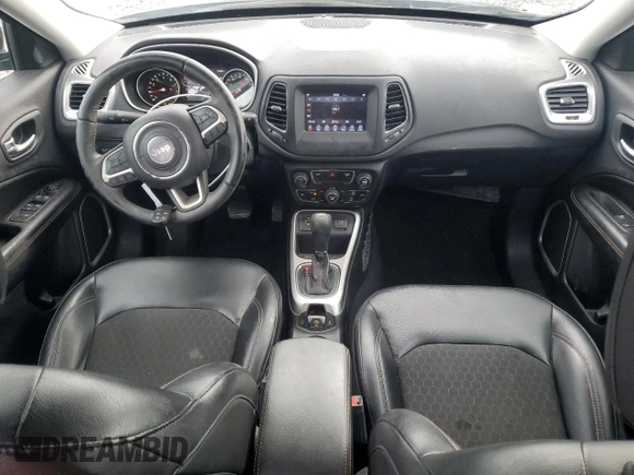 2018 Jeep Compass Latitude z VIN 3C4NJCBB6JT136804, wystawiony jako Copart lot #54146235 z przebiegiem 71 436 mil mil oraz Szkoda całkowita • Salvage title. Historia ofert i sprzedaży dostępna na DreamBid. Obrazek 8.