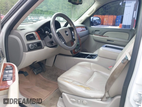 2008 Chevrolet Suburban LTZ z VIN 1GNFC16098J220975, wystawiony jako IAAI lot #42340341 z przebiegiem 301 534 mil mil oraz . Historia ofert i sprzedaży dostępna na DreamBid. Obrazek 5.