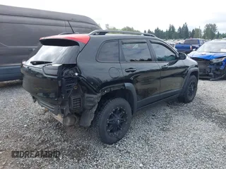 2014 Jeep Cherokee Trailhawk z VIN 1C4PJMBB1EW145683, wystawiony jako IAAI lot #42487730 z przebiegiem 148 277 mil mil oraz . Historia ofert i sprzedaży dostępna na DreamBid. Obrazek 4.