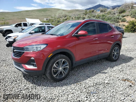 2020 Buick Encore GX Select z VIN KL4MMESL7LB104563, wystawiony jako Copart lot #57122215 z przebiegiem 48 916 mil mil oraz Szkoda całkowita • Salvage title. Historia ofert i sprzedaży dostępna na DreamBid. Obrazek 1.