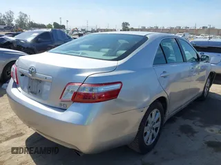 2008 Toyota Camry z VIN 4T1BB46K48U057742, wystawiony jako IAAI lot #42334365 z przebiegiem 210 090 mil mil oraz . Historia ofert i sprzedaży dostępna na DreamBid. Obrazek 4.