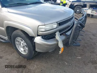 2002 Chevrolet Suburban Z71 with VIN 3GNFK16T32G267554, listed as a IAAI auction lot 41359504 with 186,058 mi miles. Bid and sale history available at carsss.com. Image 6.