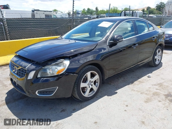 2013 Volvo S60 T5 Premier z VIN YV1612FS4D2190479, wystawiony jako IAAI lot #42244633 z przebiegiem 104 927 mil mil oraz . Historia ofert i sprzedaży dostępna na DreamBid. Obrazek 2.