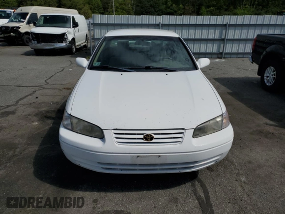 1997 Toyota Camry LE z VIN 4T1BG22KXVU163880, wystawiony jako Copart lot #56741295 z przebiegiem 132 863 mil mil oraz Szkoda całkowita • Salvage title. Historia ofert i sprzedaży dostępna na DreamBid. Obrazek 5.