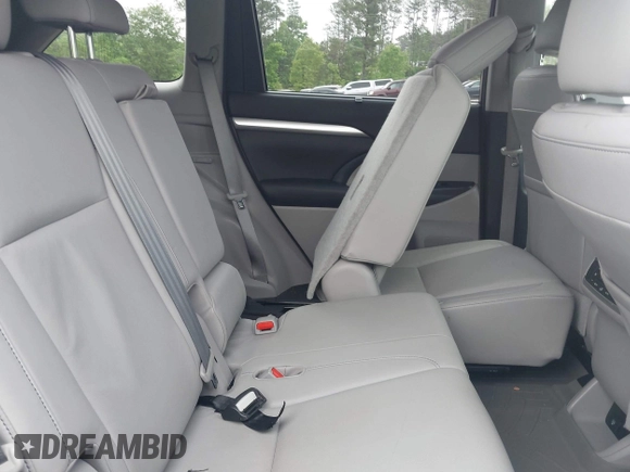 2014 Toyota Highlander XLE z VIN 5TDKKRFH1ES024090, wystawiony jako IAAI lot #42123199 z przebiegiem 58 751 mil mil oraz . Historia ofert i sprzedaży dostępna na DreamBid. Obrazek 8.
