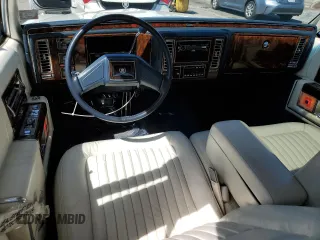 1990 Cadillac Brougham z VIN 1G6DW5479LR709291, wystawiony jako Copart lot #50173935 z przebiegiem 53 477 mil mil oraz Tytuł czysty. Historia ofert i sprzedaży dostępna na DreamBid. Obrazek 8.