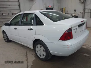 2007 Ford Focus S z VIN 1FAFP34N87W360398, wystawiony jako IAAI lot #42395300 z przebiegiem 96 220 mil mil oraz . Historia ofert i sprzedaży dostępna na DreamBid. Obrazek 3.