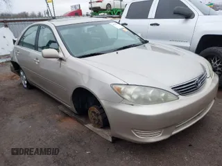 2005 Toyota Camry STD z VIN 4T1BE32KX5U974154, wystawiony jako IAAI lot #41521539 z przebiegiem 311 422 mil mil oraz . Historia ofert i sprzedaży dostępna na DreamBid. Obrazek 1.