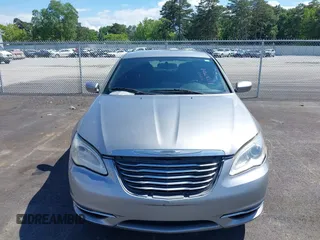 2014 Chrysler 200 LX z VIN 1C3CCBAG3EN103701, wystawiony jako IAAI lot #42269347 z przebiegiem 180 790 mil mil oraz . Historia ofert i sprzedaży dostępna na DreamBid. Obrazek 6.