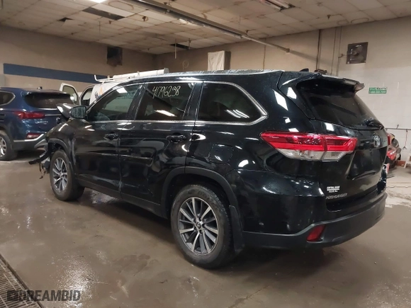 2019 Toyota Highlander SE with VIN 5TDJZRFH0KS706882, listed as a IAAI auction lot 41796238 with 104,009 mi miles. Bid and sale history available at carsss.com. Image 3.