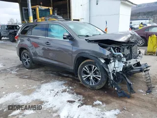 2019 Toyota Highlander LE z VIN 5TDBZRFH4KS741123, wystawiony jako IAAI lot #41397048 z przebiegiem 67 944 mil mil oraz . Historia ofert i sprzedaży dostępna na DreamBid. Obrazek 1.