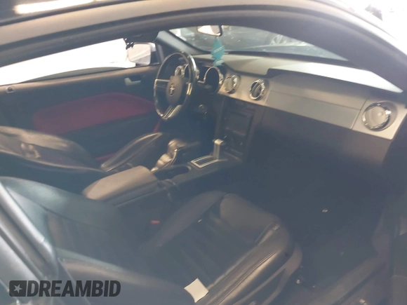 2005 Ford Mustang GT Deluxe z VIN 1ZVFT82H755230869, wystawiony jako IAAI lot #42248327 z przebiegiem 172 116 mil mil oraz . Historia ofert i sprzedaży dostępna na DreamBid. Obrazek 5.