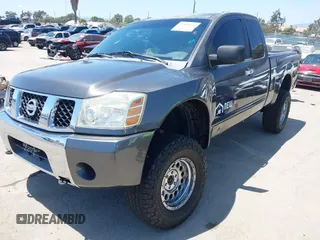 2006 Nissan Titan XE z VIN 1N6AA06B06N551578, wystawiony jako IAAI lot #42403828 z przebiegiem 143 420 mil mil oraz . Historia ofert i sprzedaży dostępna na DreamBid. Obrazek 21.
