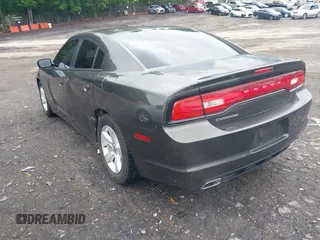 2013 Dodge Charger SE z VIN 2C3CDXBG8DH629628, wystawiony jako IAAI lot #42199220 z przebiegiem 153 556 mil mil oraz . Historia ofert i sprzedaży dostępna na DreamBid. Obrazek 3.