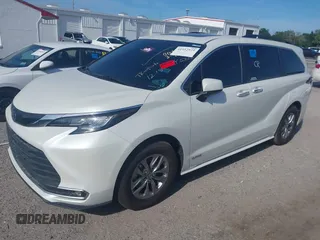 2021 Toyota Sienna XLE with VIN 5TDYRKEC0MS002020, listed as a IAAI auction lot 41952525 with 345,978 mi miles. Bid and sale history available at carsss.com. Image 2.