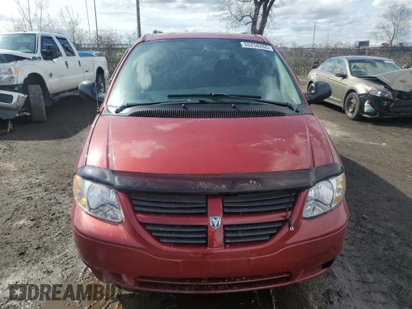 2005 Dodge Caravan SE z VIN 1D4GP25RX5B376541, wystawiony jako Copart lot #55258265 z przebiegiem 128 328 mil mil oraz Szkody całkowita. Historia ofert i sprzedaży dostępna na DreamBid. Obrazek 5.