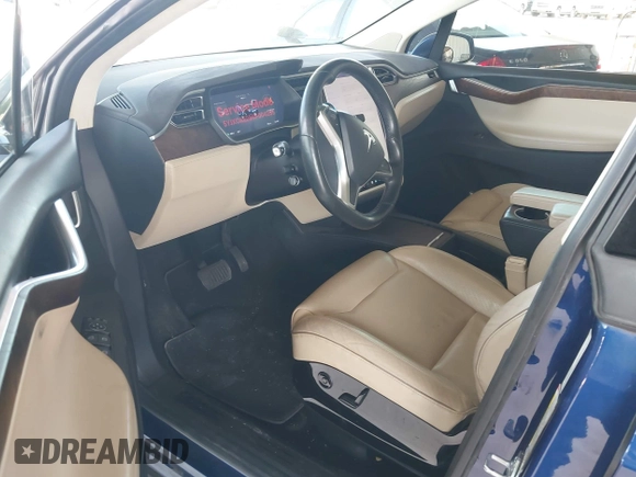 2016 Tesla Model X 70D z VIN 5YJXCAE23GF004285, wystawiony jako IAAI lot #42179024 z przebiegiem 108 472 mil mil oraz . Historia ofert i sprzedaży dostępna na DreamBid. Obrazek 5.