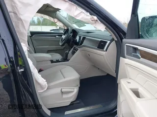 2022 Volkswagen Atlas SE z VIN 1V2HR2CA1NC549008, wystawiony jako IAAI lot #41851901 z przebiegiem 39 892 mil mil oraz . Historia ofert i sprzedaży dostępna na DreamBid. Obrazek 5.