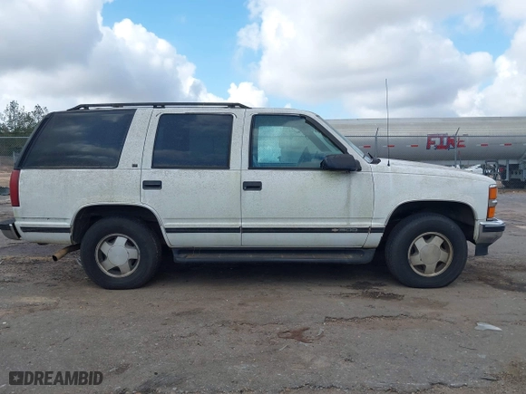 1996 Chevrolet Tahoe with VIN 1GNEK13R9TJ409605, listed as a IAAI auction lot 41467333 with 209,356 mi miles. Bid and sale history available at carsss.com. Image 13.