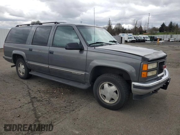 1999 GMC Suburban z VIN 1GKFK16R0XJ772880, wystawiony jako Copart lot #46986325 z przebiegiem 237 921 mil mil oraz Czysty tytuł • Clean title. Historia ofert i sprzedaży dostępna na DreamBid. Obrazek 4.