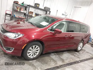 2019 Chrysler Pacifica Touring Plus z VIN 2C4RC1FGXKR706264, wystawiony jako IAAI lot #41483658 z przebiegiem 86 823 mil mil oraz . Historia ofert i sprzedaży dostępna na DreamBid. Obrazek 15.