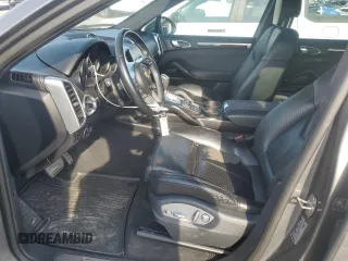 2017 Porsche Cayenne GTS z VIN WP1AD2A22HLA83654, wystawiony jako Copart lot #52196695 z przebiegiem 119 327 mil mil oraz Szkoda całkowita • Salvage title. Historia ofert i sprzedaży dostępna na DreamBid. Obrazek 7.