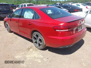 2021 Volkswagen Passat R-Line z VIN 1VWMA7A35MC018284, wystawiony jako IAAI lot #42261290 z przebiegiem 85 255 mil mil oraz . Historia ofert i sprzedaży dostępna na DreamBid. Obrazek 3.