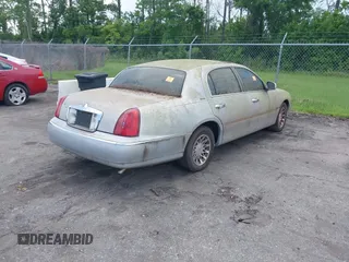 2000 Lincoln Town Car Signature z VIN 1LNHM82W3YY859857, wystawiony jako IAAI lot #42495876 z przebiegiem Nie podano mil oraz . Historia ofert i sprzedaży dostępna na DreamBid. Obrazek 4.