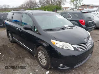 2017 Toyota Sienna XLE Auto Access Seat with VIN 5TDYZ3DC0HS802426, listed as a IAAI auction lot 41904248 with 210,005 mi miles. Bid and sale history available at carsss.com. Image 1.