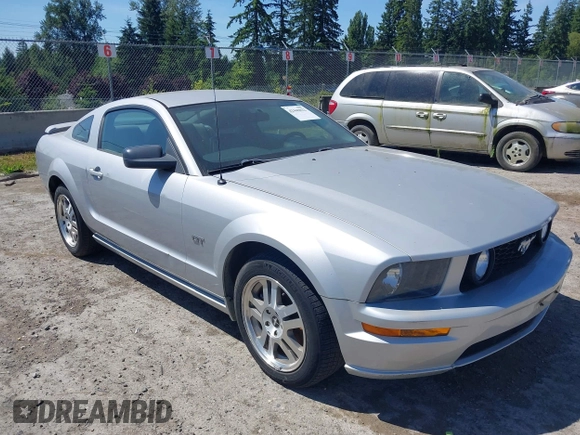 2006 Ford Mustang GT Deluxe z VIN 1ZVHT82H065175045, wystawiony jako IAAI lot #42446022 z przebiegiem 144 165 mil mil oraz . Historia ofert i sprzedaży dostępna na DreamBid. Obrazek 6.