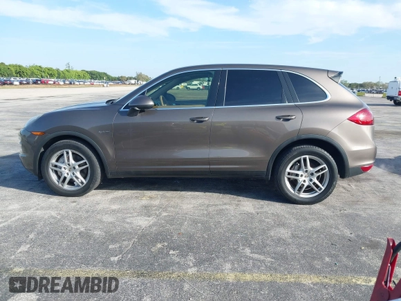 2011 Porsche Cayenne S Hybrid with VIN WP1AE2A29BLA94414, listed as a IAAI auction lot 41644386 with 76,095 mi miles. Bid and sale history available at carsss.com. Image 14.