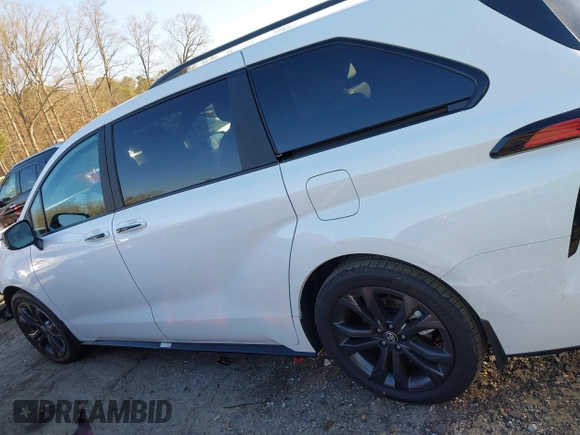 2025 Toyota Sienna XSE z VIN 5TDDRKEC2SS232704, wystawiony jako IAAI lot #41282047 z przebiegiem 2 064 mil mil oraz . Historia ofert i sprzedaży dostępna na DreamBid. Obrazek 15.