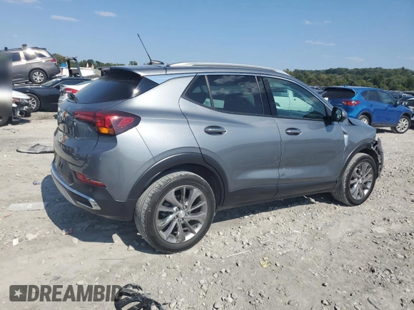 2021 Buick Encore GX Essence z VIN KL4MMFSL8MB077428, wystawiony jako Copart lot #71731754 z przebiegiem 51 432 mil mil oraz Szkoda całkowita • Salvage title. Historia ofert i sprzedaży dostępna na DreamBid. Obrazek 3.