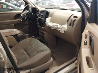 2004 Ford Escape XLT with VIN 1FMYU93164KB05521, listed as a IAAI auction lot 41723219 with 246,369 mi miles. Bid and sale history available at carsss.com. Image 5.