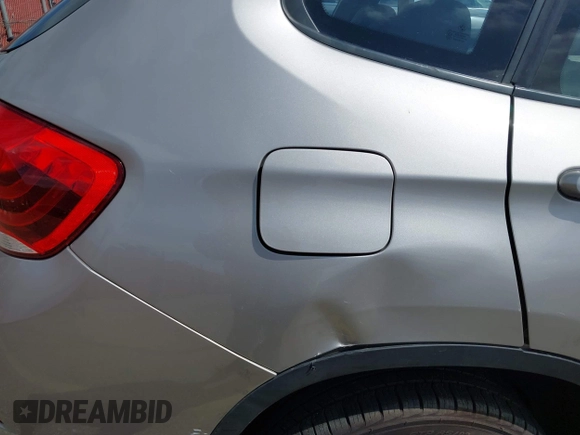 2015 BMW X1 xDrive28i z VIN WBAVL1C55FVY41749, wystawiony jako IAAI lot #42140979 z przebiegiem 120 953 mil mil oraz . Historia ofert i sprzedaży dostępna na DreamBid. Obrazek 13.
