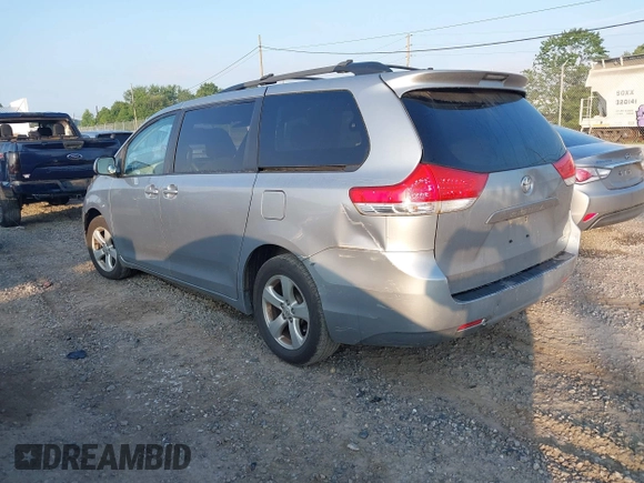 2014 Toyota Sienna LE AAS z VIN 5TDKK3DC8ES433739, wystawiony jako IAAI lot #42680907 z przebiegiem 188 589 mil mil oraz . Historia ofert i sprzedaży dostępna na DreamBid. Obrazek 3.