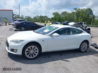 2013 Tesla Model S with VIN 5YJSA1CG5DFP03928, listed as a IAAI auction lot 41980397 with 184,527 mi miles. Bid and sale history available at carsss.com. Image 18.