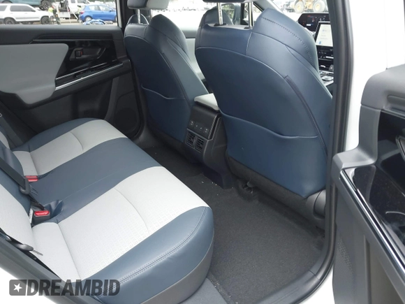 2023 Subaru Solterra Premium z VIN JTMABABA6PA031333, wystawiony jako IAAI lot #42267317 z przebiegiem 9 961 mil mil oraz . Historia ofert i sprzedaży dostępna na DreamBid. Obrazek 8.