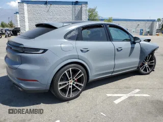 2024 Porsche Cayenne S z VIN WP1BL2AY8RDA60242, wystawiony jako Copart lot #63040024 z przebiegiem Nie podano mil oraz Szkoda całkowita • Salvage title. Historia ofert i sprzedaży dostępna na DreamBid. Obrazek 3.