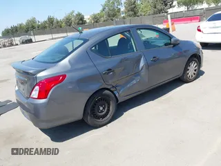 2016 Nissan Versa S z VIN 3N1CN7AP1GL910226, wystawiony jako IAAI lot #42544603 z przebiegiem 128 501 mil mil oraz . Historia ofert i sprzedaży dostępna na DreamBid. Obrazek 4.